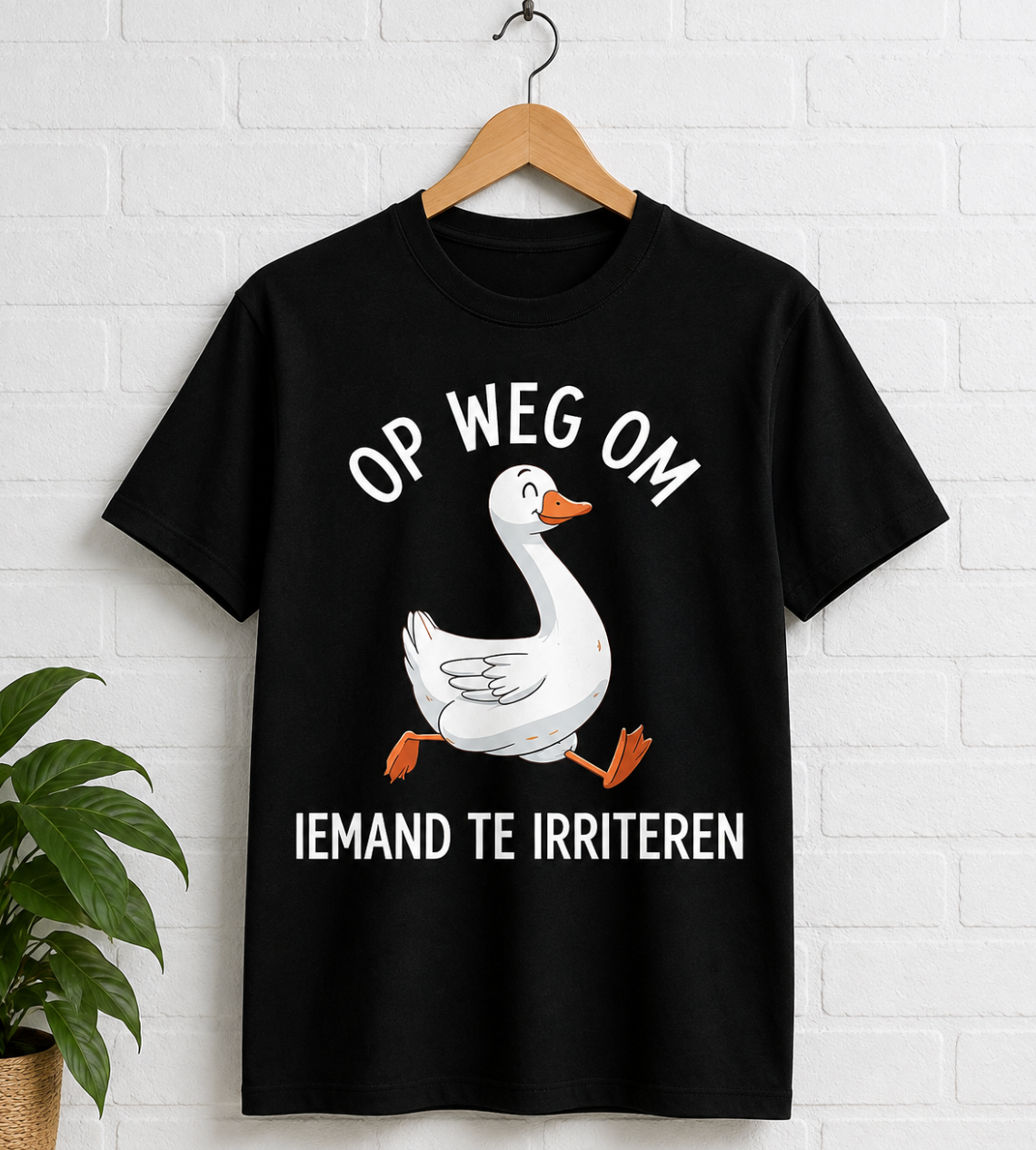 Zwart BaasWear T-shirt Op weg om iemand te irriteren aan kledinghanger