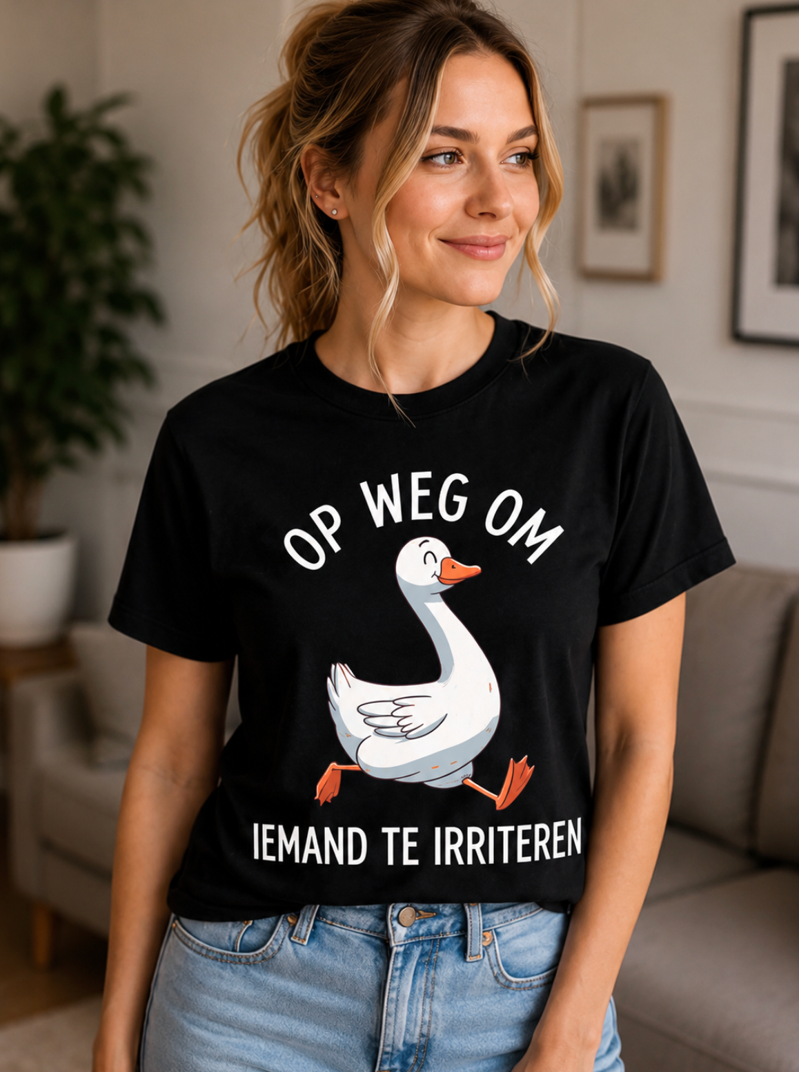 Vrouw draagt zwart BaasWear T-shirt met grappige gans