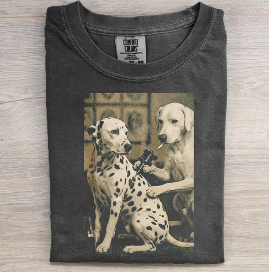 Donkergrijs BaasWear retro T-shirt met dalmatiër als tattooartiest